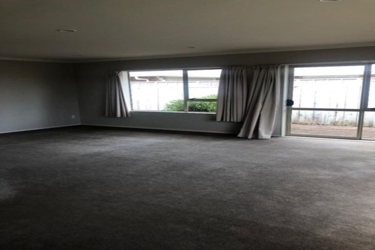 Photo of property in 17 Balmerino Grove, Waikanae, 5036