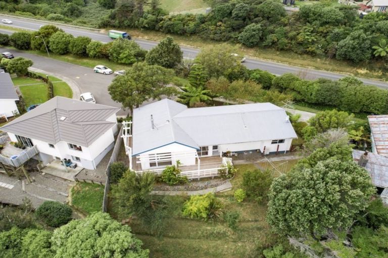 Photo of property in 24 Bartlett Grove, Tawa, Wellington, 5028