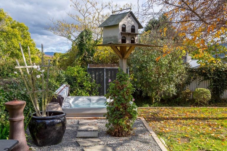 Photo of property in 8 Vista Crescent, Maoribank, Upper Hutt, 5018