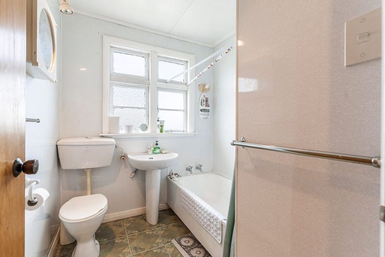 Photo of property in 115 Sunnyside Road, Sunnyvale, Auckland, 0612