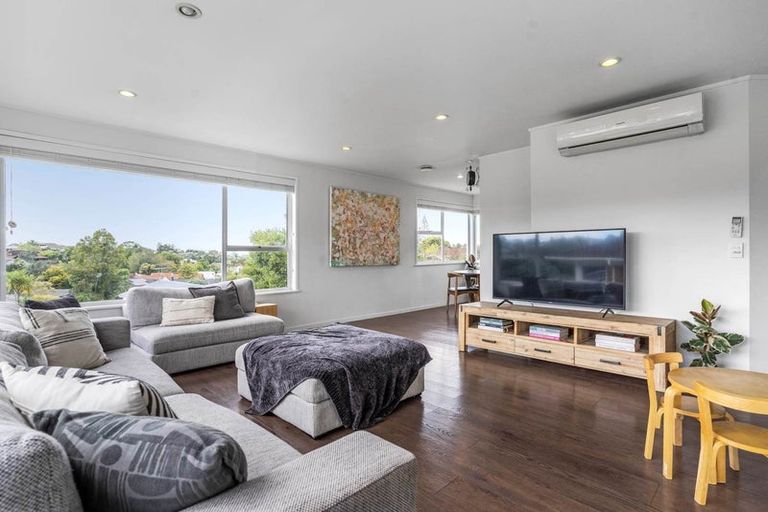 Photo of property in 52 Ravenwood Drive, Forrest Hill, Auckland, 0620