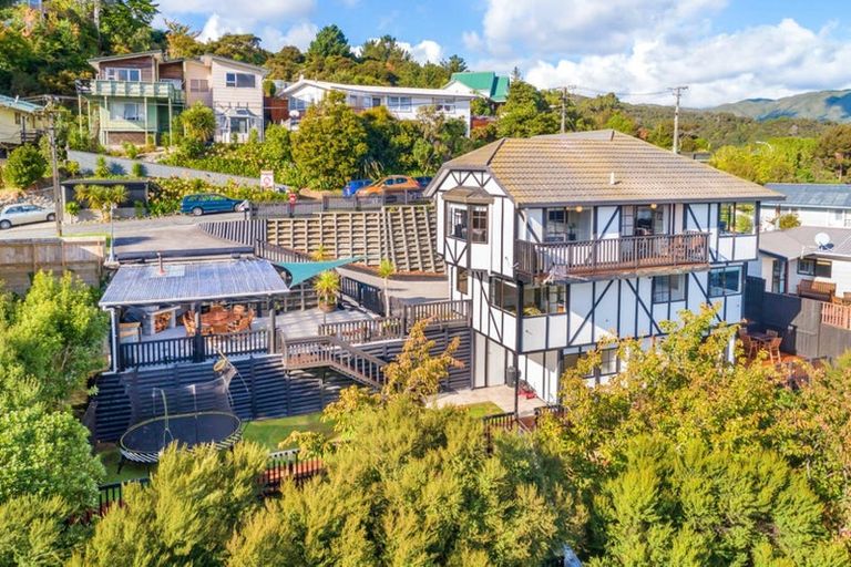 Photo of property in 28 Castle Crescent, Stokes Valley, Lower Hutt, 5019