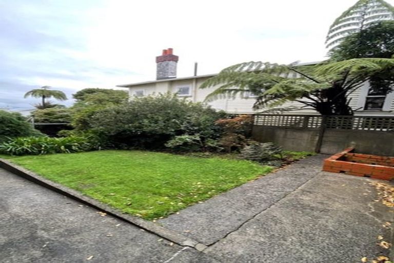 Photo of property in 15 Helen Street, Brooklyn, Wellington, 6021