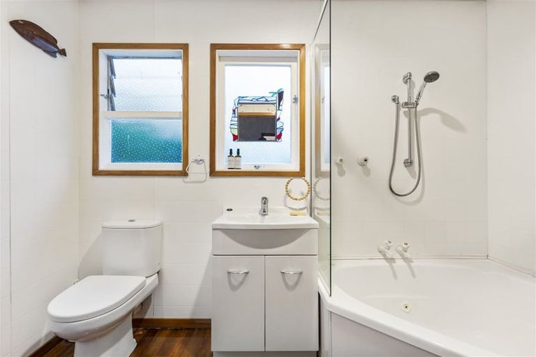 Photo of property in 1/5 Hellyers Street, Birkdale, Auckland, 0626