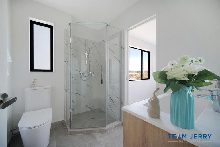 Photo of property in 2/26 Buscomb Avenue, Henderson, Auckland, 0610