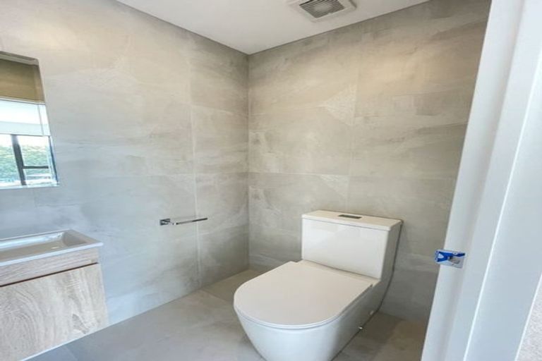 Photo of property in 5/107 Hobsonville Road, West Harbour, Auckland, 0618