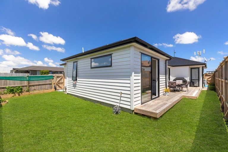 Photo of property in 2 Poutawa Lane, Clarks Beach, 2122