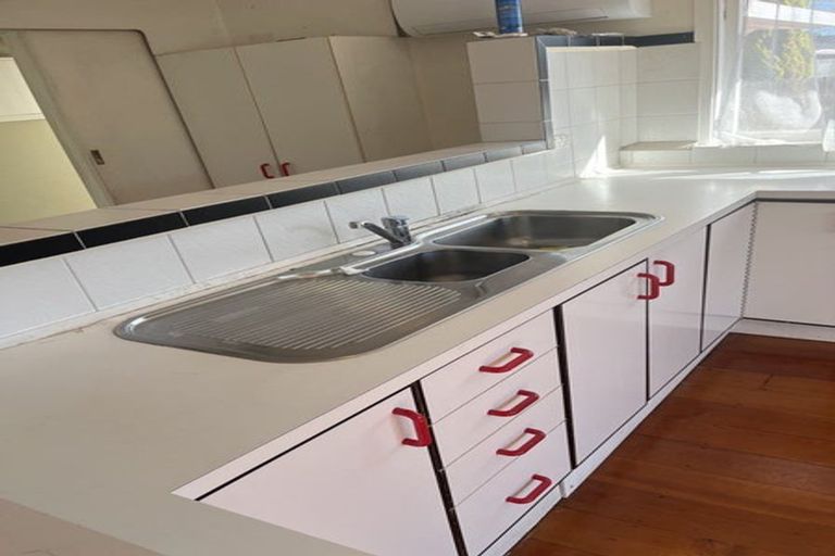 Photo of property in 125 Millbrook Road, Sunnyvale, Auckland, 0612