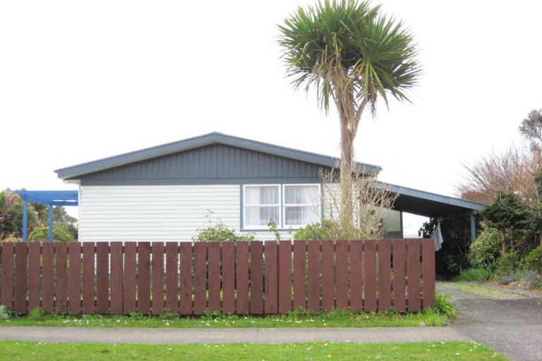Photo of property in 16 Kowhai Street, Inglewood, 4330