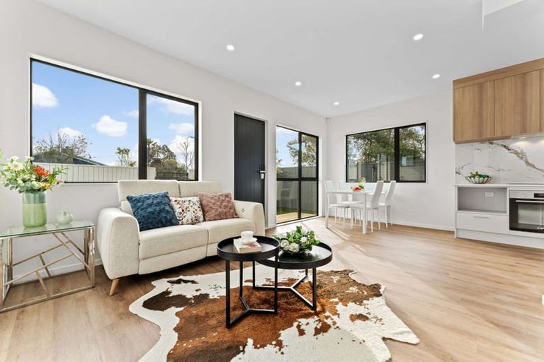 Photo of property in 2/113 Flanshaw Road, Te Atatu South, Auckland, 0610