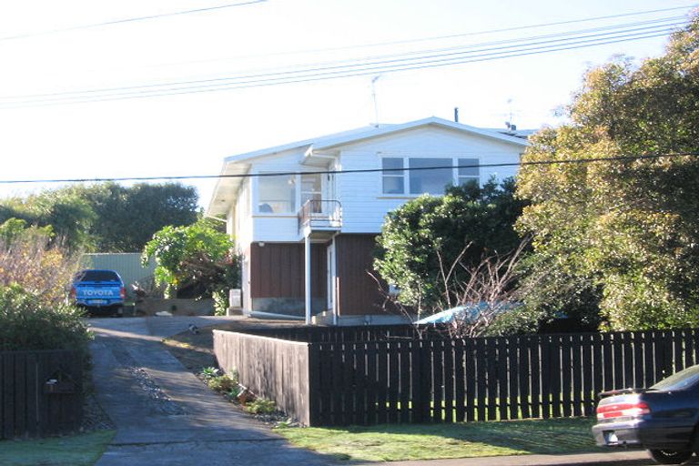 Photo of property in 1 Flaxmere Street, Waikanae Beach, Waikanae, 5036