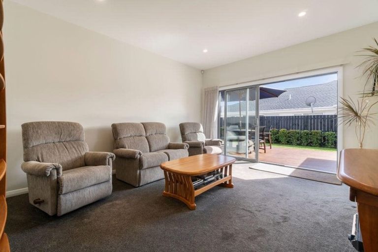 Photo of property in 8 Eric Farley Drive, Kumeu, 0810