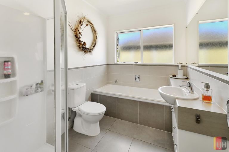 Photo of property in 50 Stranraer Crescent, Wattle Downs, Auckland, 2103