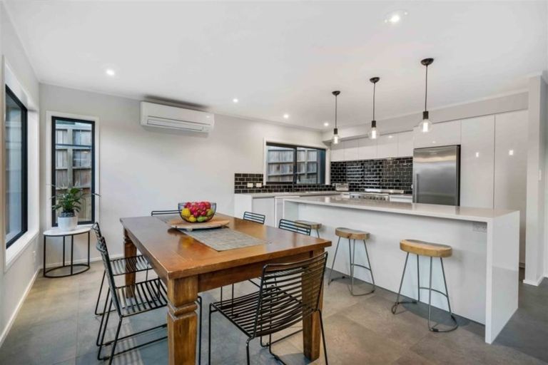 Photo of property in 595/93 Beach Road, Castor Bay, Auckland, 0620