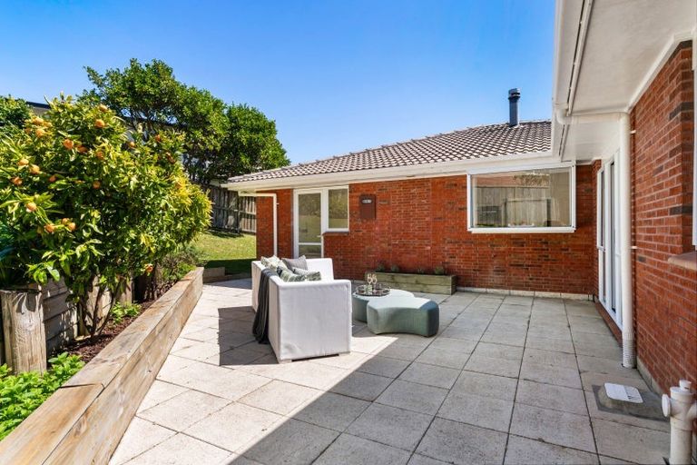 Photo of property in 15 Pickwick Parade, Mellons Bay, Auckland, 2014