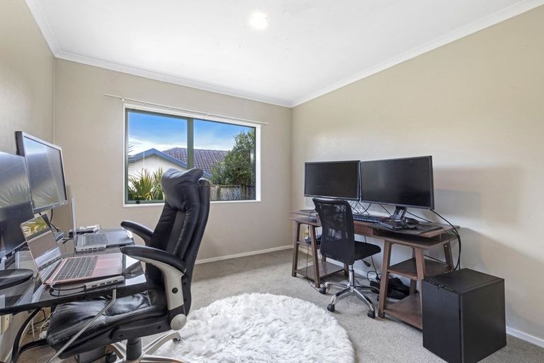 Photo of property in 10 Kumar Place, The Gardens, Auckland, 2105