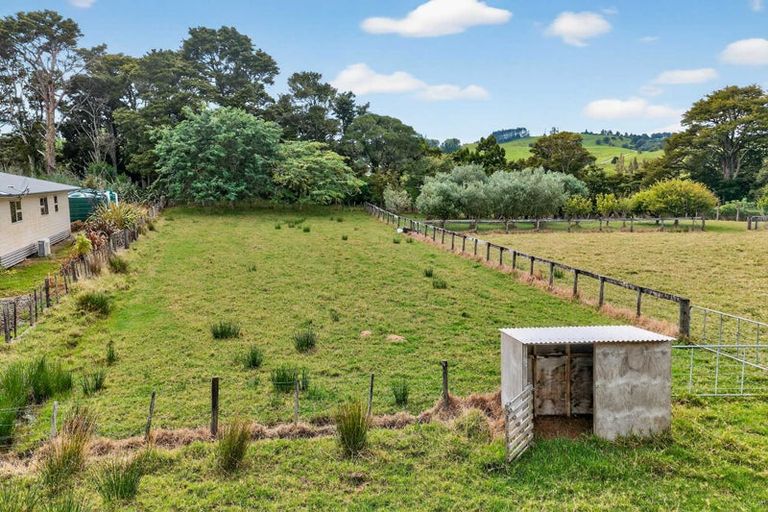 Photo of property in 32 Franklin Road, Paparoa, 0571