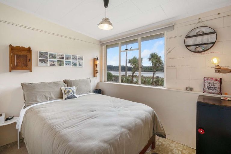 Photo of property in 5 Lakeside Road, Hinahina, Owaka, 9586