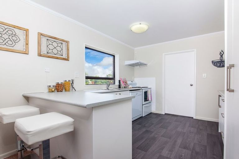 Photo of property in 77a Manhattan Heights, Glendene, Auckland, 0602