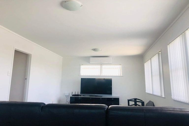 Photo of property in 73 Waimumu Road, Massey, Auckland, 0614