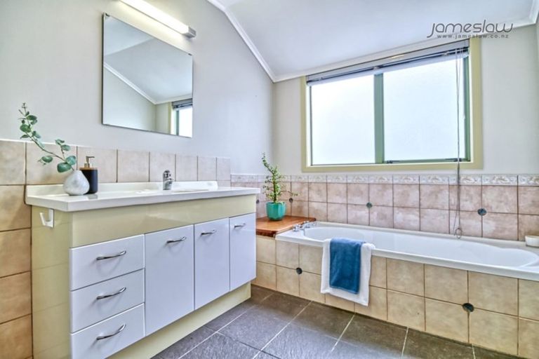 Photo of property in 39 Rhinevale Close, Henderson, Auckland, 0612