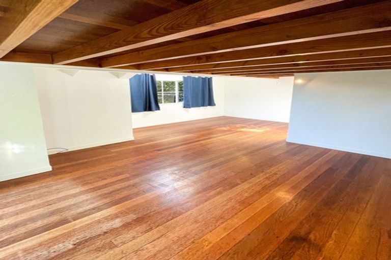 Photo of property in 33 Telephone Road, Birkenhead, Auckland, 0626