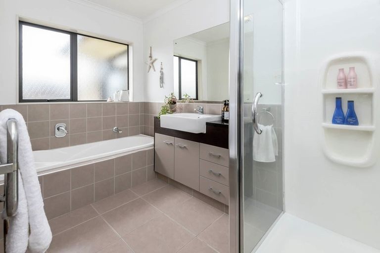 Photo of property in 24 Franshell Crescent, East Tamaki, Auckland, 2013