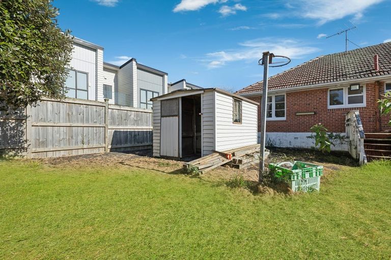 Photo of property in 23 Humphrey Kemp Avenue, Henderson, Auckland, 0612