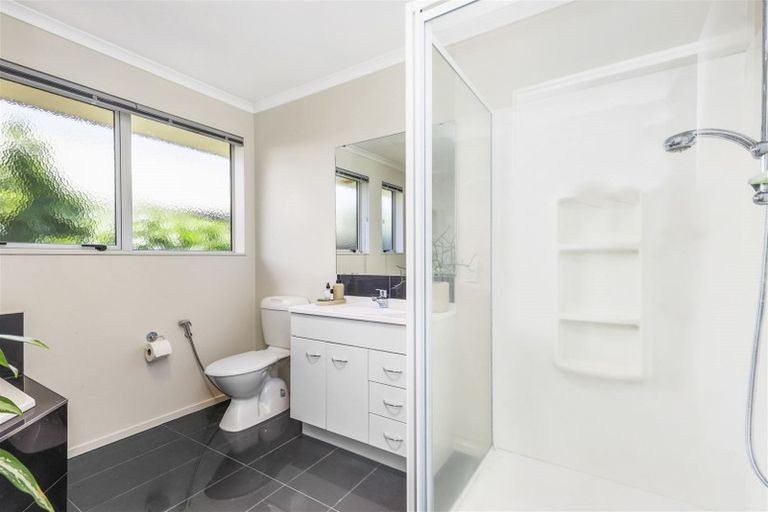 Photo of property in 64 Farnborough Drive, Grandview Heights, Hamilton, 3200