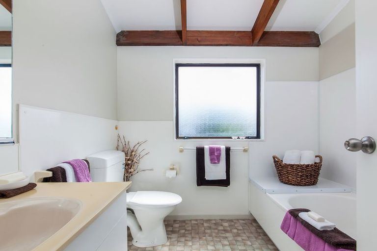 Photo of property in 77a Manhattan Heights, Glendene, Auckland, 0602