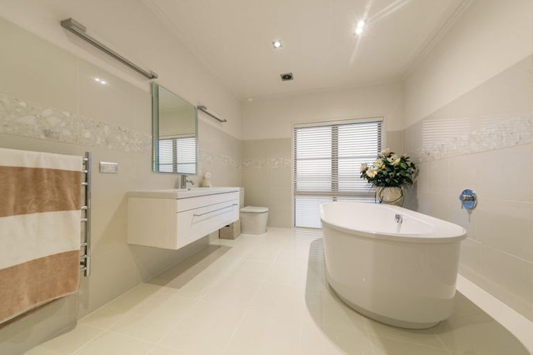 Photo of property in 7 Burgundy Park Avenue, Henderson, Auckland, 0612