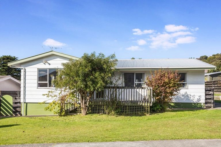 Photo of property in 100 Omapere Street, Whitby, Porirua, 5024