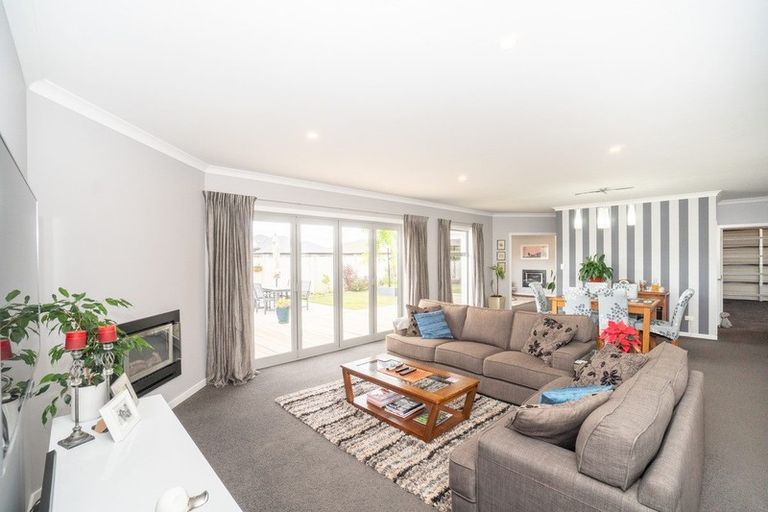 Photo of property in 32 Liberty Grove, Kelvin Grove, Palmerston North, 4414