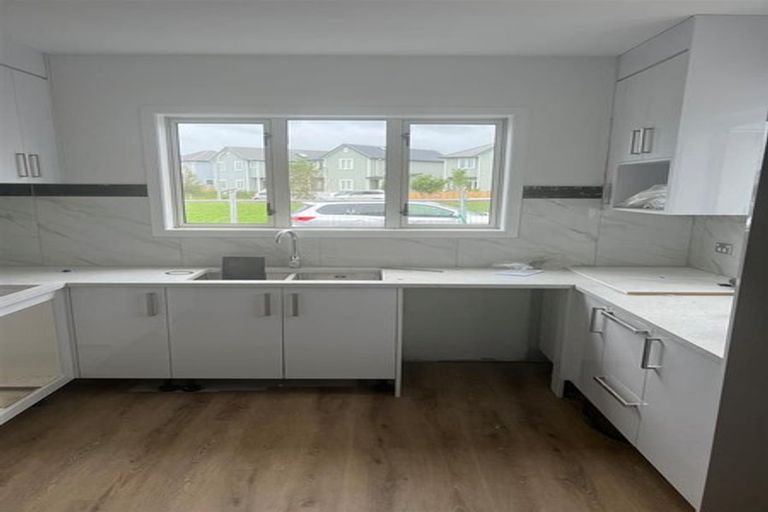 Photo of property in 25 Stitchbird Crescent, Papakura, 2110