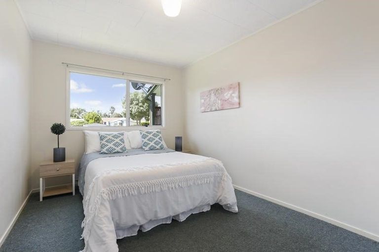 Photo of property in 92b Beach Road, Te Atatu Peninsula, Auckland, 0610