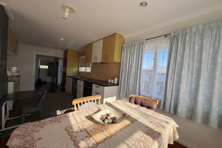 Photo of property in 8 Kiernan Place, Kelston, Auckland, 0602