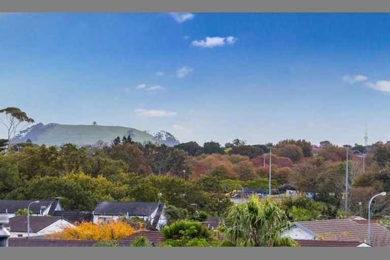 Property details for 148 Aviemore Drive, Highland Park, Auckland, 2010