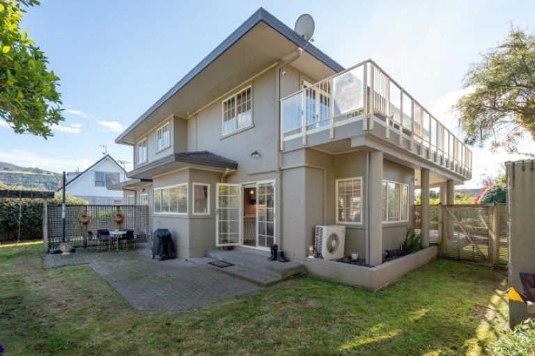 Photo of property in 2 Rika Place, Kawaha Point, Rotorua, 3010