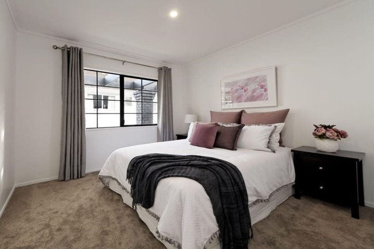 Photo of property in 2/7 Te Atatu Road, Te Atatu South, Auckland, 0610