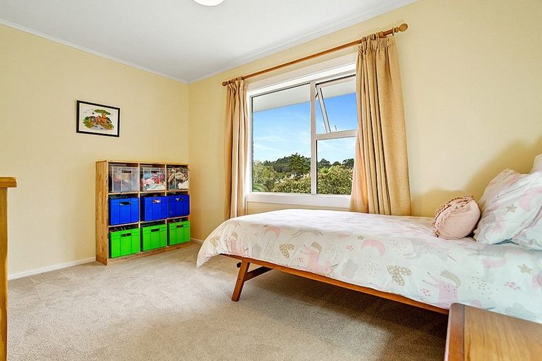 Photo of property in 23 Lucinda Place, Glen Eden, Auckland, 0602