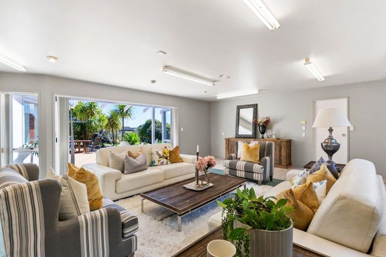 Photo of property in 15 Pickwick Parade, Mellons Bay, Auckland, 2014