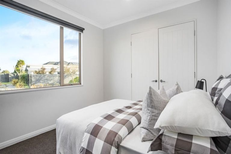 Photo of property in 32 Linkwater Way, Parklands, Christchurch, 8083