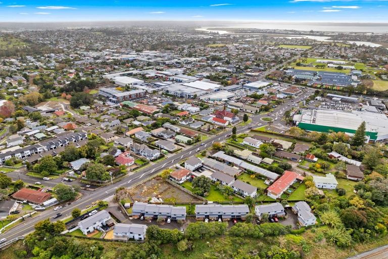 Photo of property in 4/36 West Coast Road, Glen Eden, Auckland, 0602