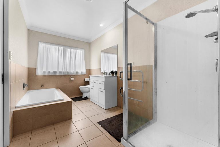 Photo of property in 1 Monash Place, Flat Bush, Auckland, 2016