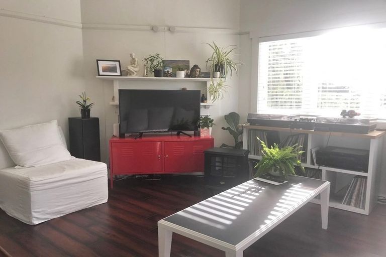 Photo of property in 12 William Bond Street, Stanley Point, Auckland, 0624