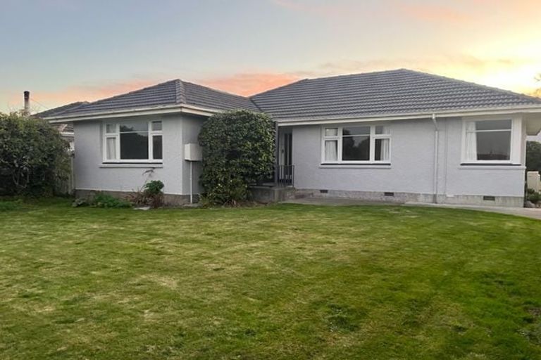 Photo of property in 11 Grimseys Road, Redwood, Christchurch, 8051