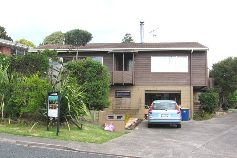 Photo of property in 2/4 Glenwood Avenue, Birkenhead, Auckland, 0626