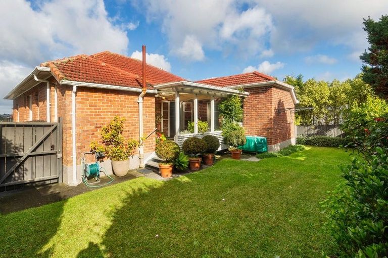 Photo of property in 24 Buscomb Avenue, Henderson, Auckland, 0610