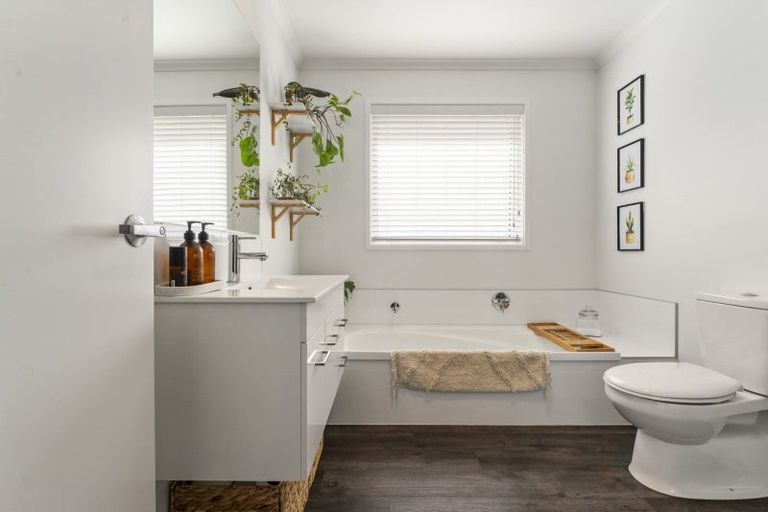 Photo of property in 19 Silver Fern Lane, Papamoa, 3118