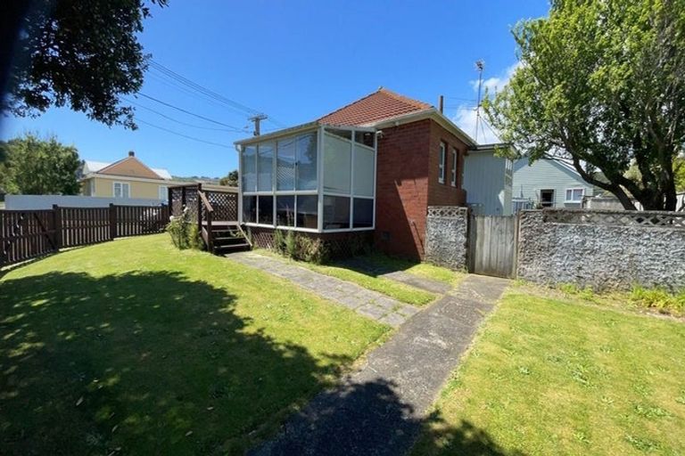 Photo of property in 8 Gillespie Street, Taita, Lower Hutt, 5011